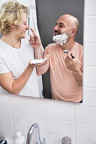 Badezimmer Spiegelbild eines männlichen Paares beim Rasieren