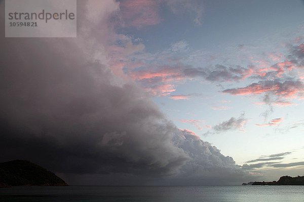 Dramatische Sturmwolke im Anflug auf die Küste  St.Thomas  US Virgin Islands