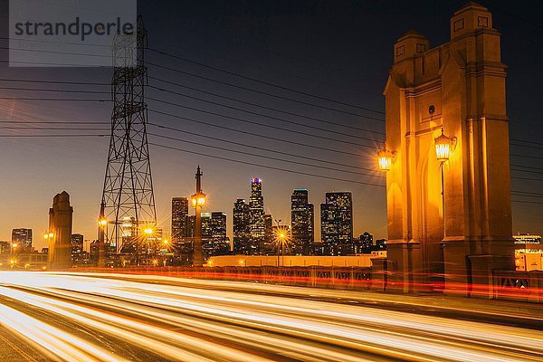 Lichtspuren über die 4. Straßenbrücke  nachts beleuchtet  Los Angeles  Kalifornien  USA
