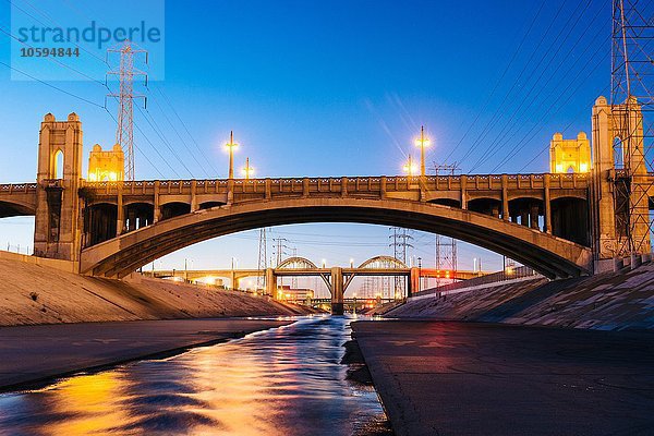 Abnehmende Perspektive von Los Angeles River und 4. und 6. Straßenbrücken am Abend  Los Angeles  Kalifornien  USA