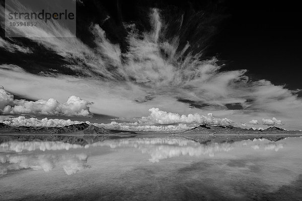 Reflexionspool des Horizonts über Wasser  Gebirge und Wolken  schwarz-weiß  Bonneville  Utah  USA