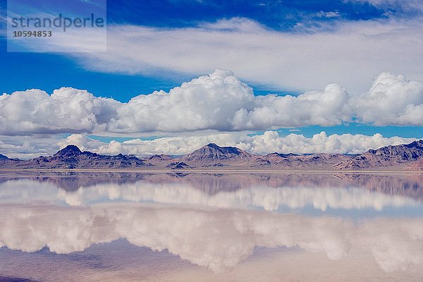 Reflexionspool des Horizonts über Wasser  Gebirge und Wolken  Bonneville  Utah  USA