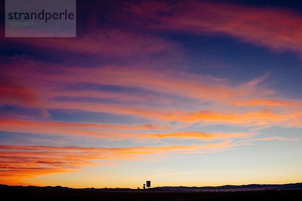 Dramatische orangefarbene Wolkenlandschaft am Abendhimmel  Bonneville  Utah  USA