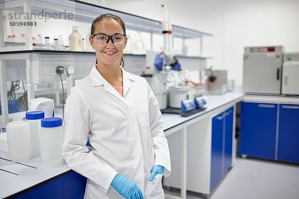 Wissenschaftler lächelt im Labor