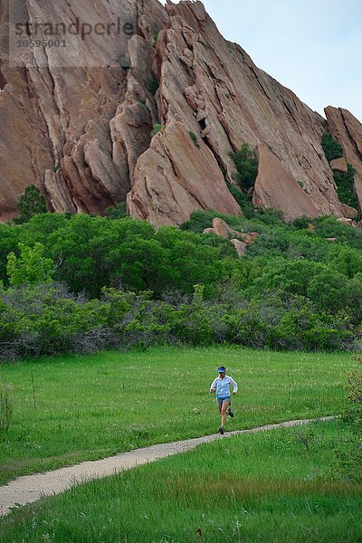 Trailrunnerin auf Feldweg  Colorado Front Range  Boulder  USA