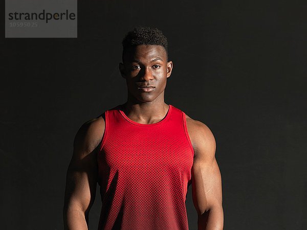 Portrait des Athleten  schwarzer Hintergrund