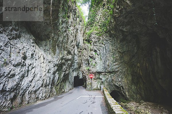 Tunnel im Felshügel  Garda  Italien