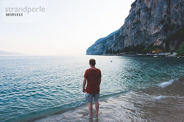 Mann mit Blick auf den Gardasee  Italien