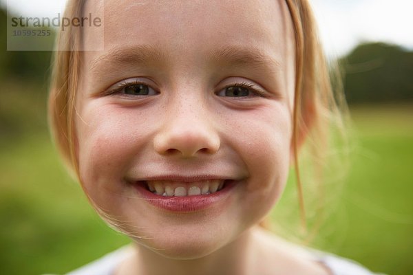 Porträt eines jungen Mädchens im Feld  lächelnd  Nahaufnahme