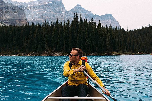 Vorderansicht des Kanus für mittlere Erwachsene  Blick in die Ferne  Moränensee  Banff Nationalpark  Alberta Canada