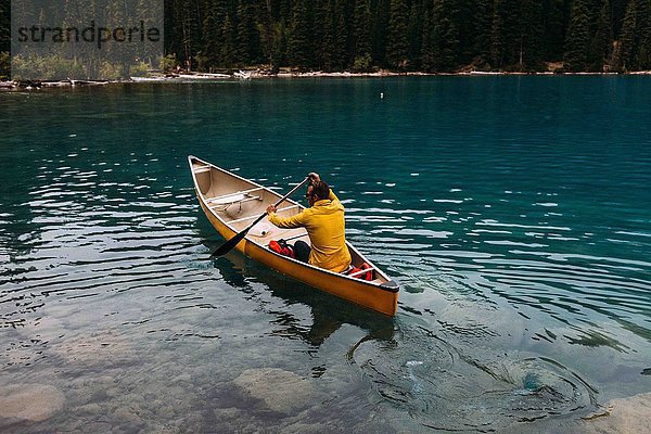 Hochwinkel-Rückansicht des mittleren Erwachsenen auf dem Moraine Lake  Banff National Park  Alberta Canada