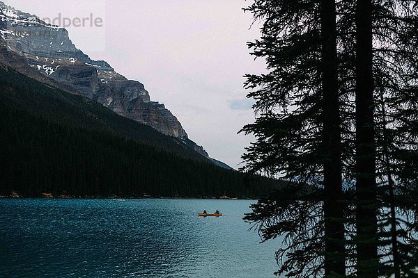 Paar im Kanu auf dem Moraine Lake  Blick in die Kamera  Banff National Park  Alberta Canada