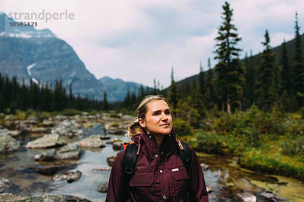 Mittlere erwachsene Frau beim Wandern auf dem Moraine Lake  Blick weg  Banff National Park  Alberta Canada