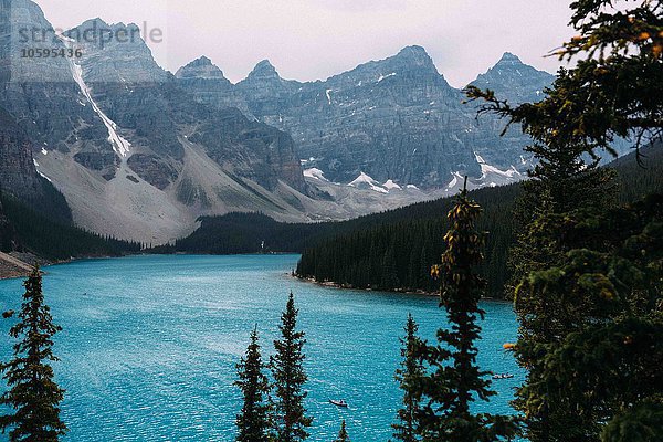 Erhöhter Blick auf den Moränensee unterhalb der Bergkette  Banff National Park  Alberta Canada