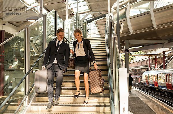 Geschäftsmann und Geschäftsfrau beim Treppensteigen  U-Bahnstation  London  UK