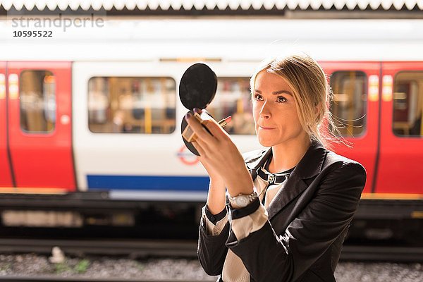 Geschäftsfrau Pudernase  London Underground  UK