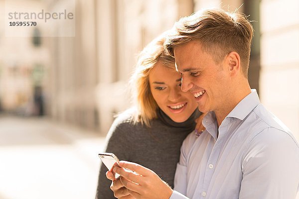 Paare teilen SMS in der Straße