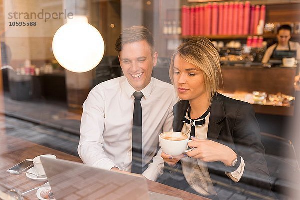 Geschäftsmann und Geschäftsfrau bei der Arbeit am Laptop im Cafe
