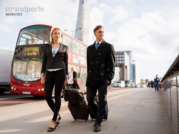 Geschäftsmann und Geschäftsfrau auf Geschäftsreise  London  UK