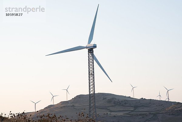 Windkraftanlagen am Berg  Castelsardo  Sardinien  Italien