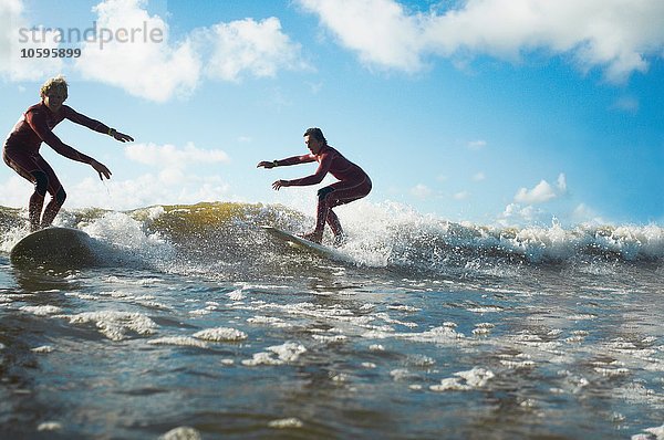 Zwei Surfer auf der Welle