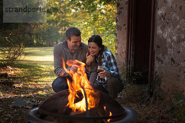 Romantisches reifes Paar am Lagerfeuer im Garten