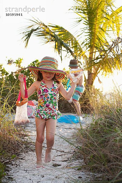 Mädchen und Bruder beim Muschelsammeln am Strand  Sanibel  Florida  USA