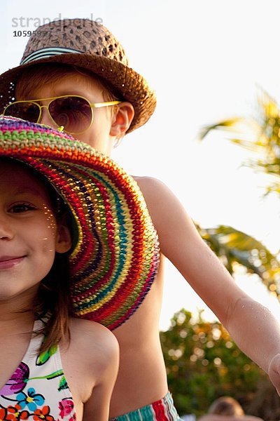 Porträt von Mädchen und Bruder mit Sonnenhut am Strand  Sanibel  Florida  USA