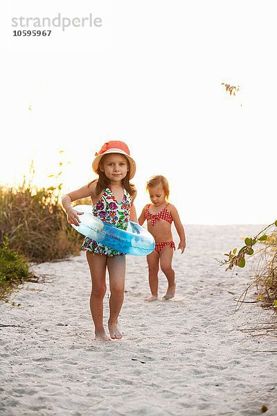 Portrait von Mädchen und Schwester beim Spielen am Strand  Sanibel  Florida  USA