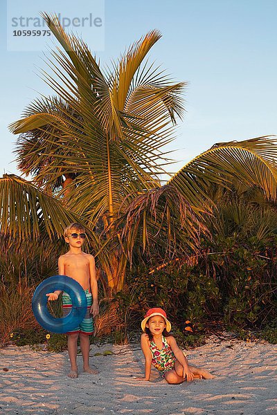 Portrait von Mädchen und Bruder mit Blick vom Strand  Sanibel  Florida  USA