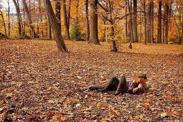 Junges Paar kämpft im Herbstwald