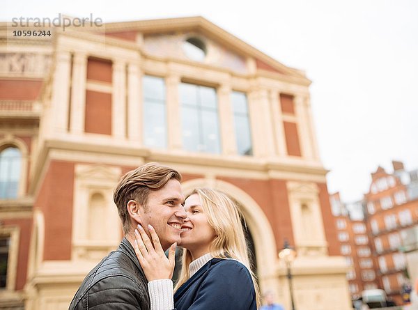Romantisches junges Paar vor der Albert Hall  London  England  UK