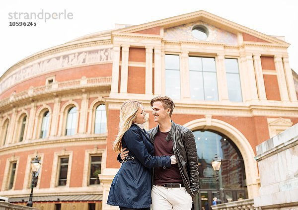 Romantisches junges Paar beim Spaziergang vor der Albert Hall  London  England  UK