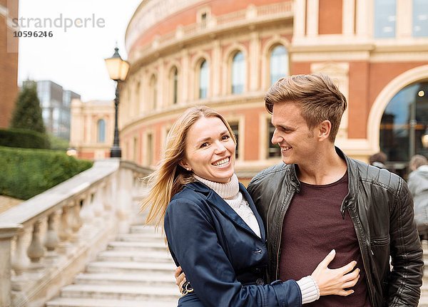 Junges Paar beim Spaziergang vor der Albert Hall  London  England  UK