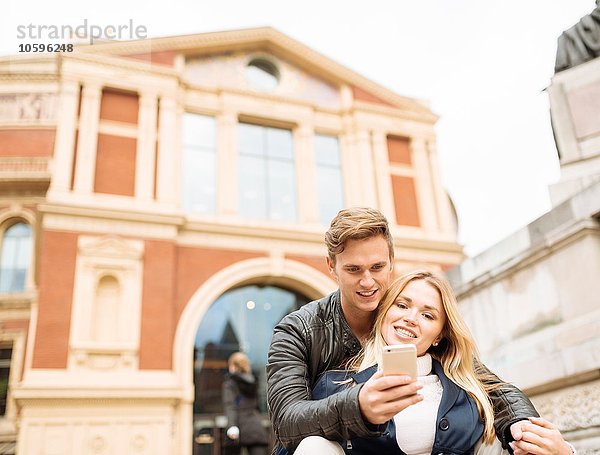 Junges Paar mit Smartphone Selfie vor der Albert Hall  London  England  UK