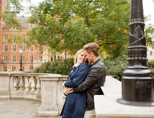 Junge Paare umarmen sich vor der Albert Hall  London  England  UK