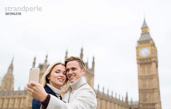 Junges Paar nimmt Smartphone Selfie vor Big Ben  London  England  UK