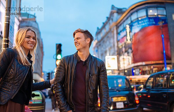 Junges Paar auf der City Street bei Nacht  London  England  UK