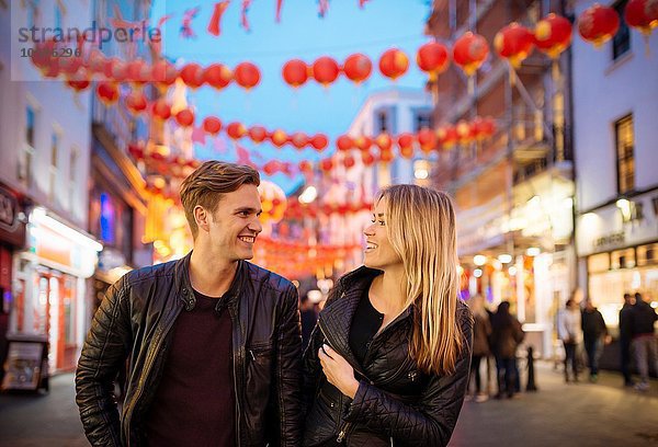 Junges Paar  das nachts spazieren geht  Chinatown  London  England  UK