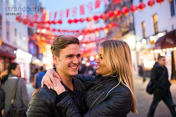 Romantisches junges Paar auf der Straße bei Nacht  Chinatown  London  England  UK
