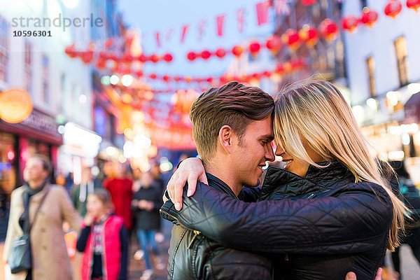 Romantisches junges Paar umarmend  Chinatown  London  England  UK