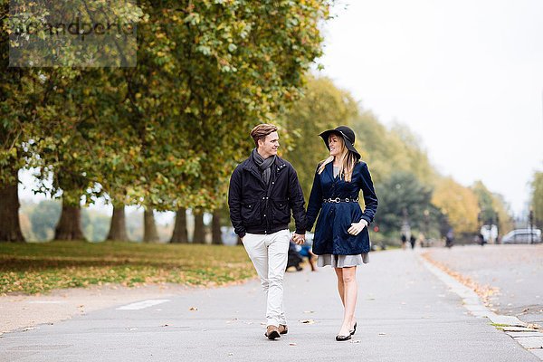Romantisches junges Paar beim Bummeln im Park  London  England  UK