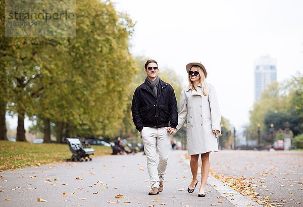 Stilvolles junges Paar beim Bummeln im Park  London  England  UK