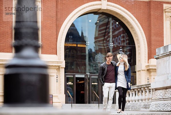 Junges Paar beim Spaziergang vor der Albert Hall  London  England  UK