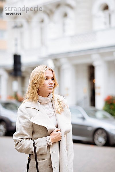 Stilvolle junge Frau wartet auf der Straße  London  England  UK