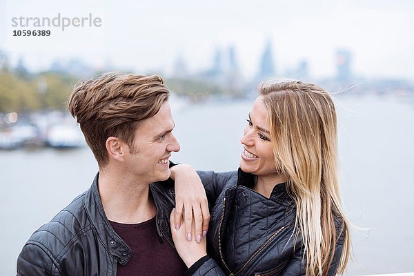 Romantisches junges Paar vor der Themse  London  England  UK