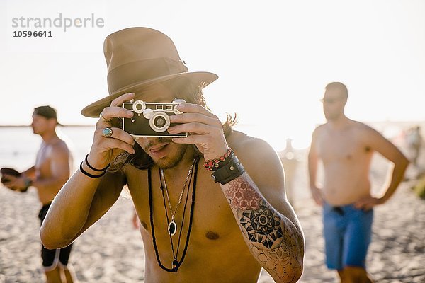 Portrait eines jungen Mannes beim Fotografieren am Newport Beach  Kalifornien  USA