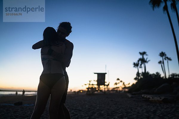 Romantisches junges Paar beim Sonnenuntergang  Newport Beach  Kalifornien  USA
