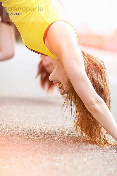 Junge Frauen  die sich auf dem Gehweg ausstrecken