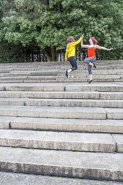 Junge Frauen tanzen auf Stufen